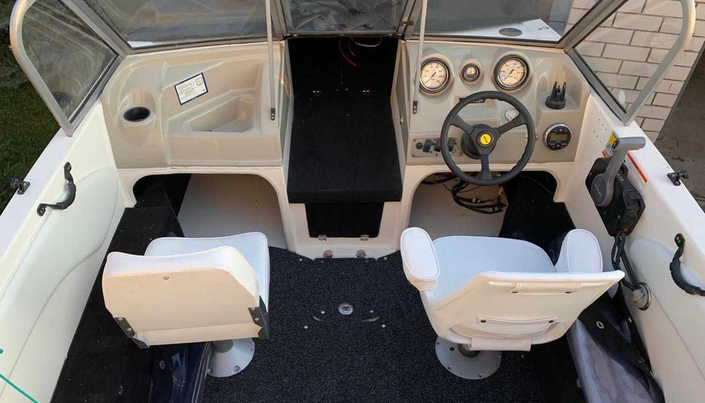 Barcă LARSON FINCRAFT 1850 DC cu motor Mercury de 115 CP