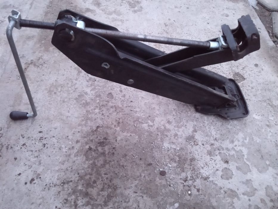 Автомобильный домкрат