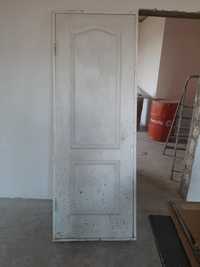Продам дверь   деревянный 15000  и металлические дверь  60000
