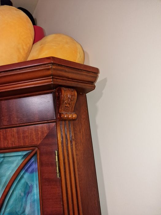 Vând vitrina de colt vintage cu 2 usi din mahon