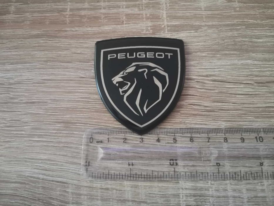 черна метална емблема Peugeot среден размер