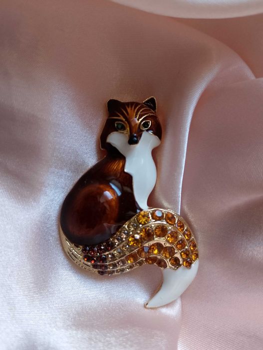 Брошка кафява лисица