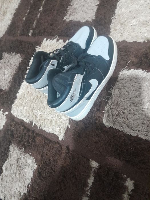 Nike Jordani  pret 600 de lei neg