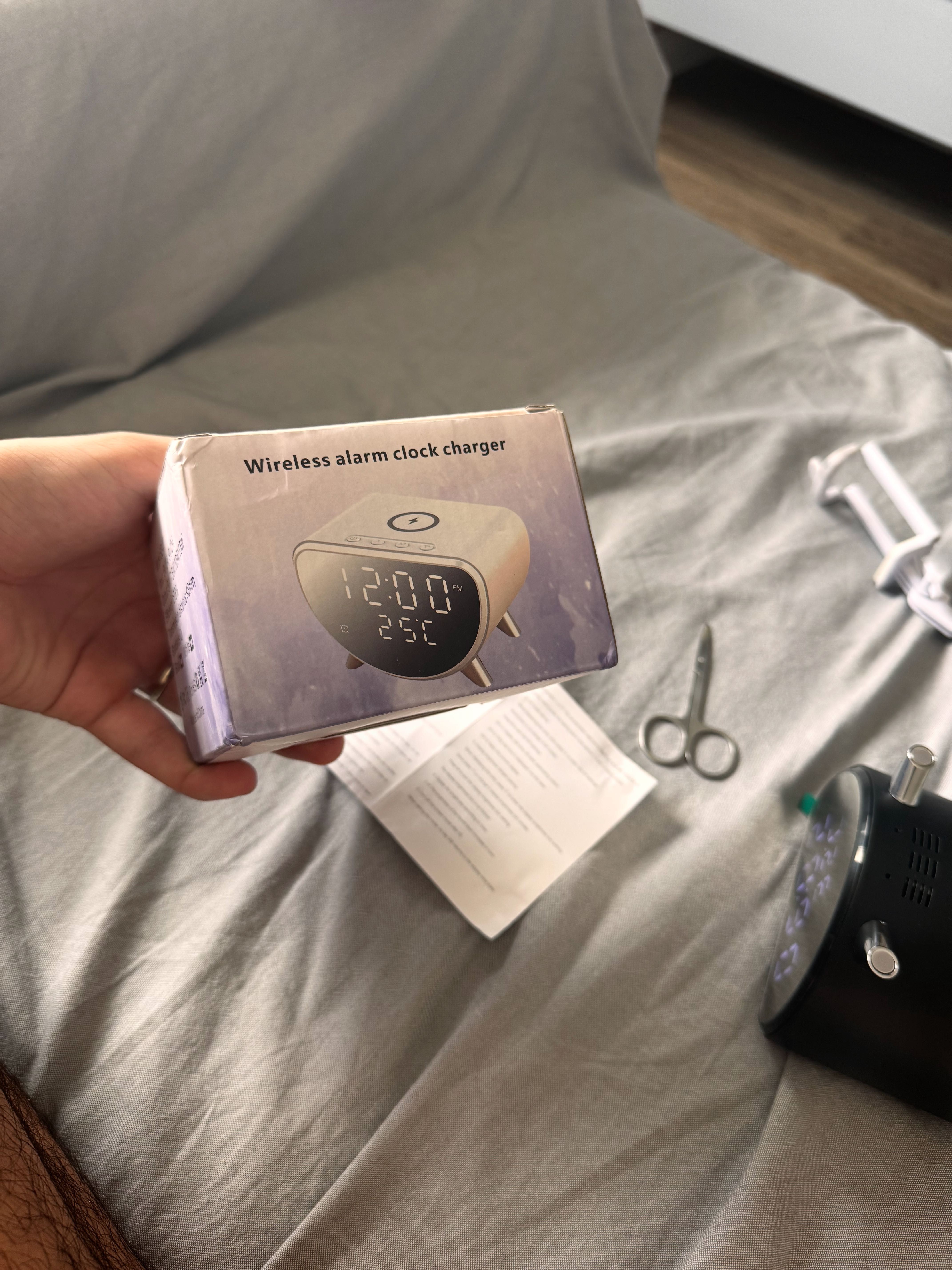 Ceas de birou cu încărcător wireless