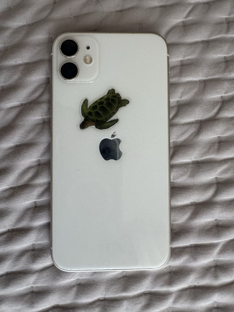 iPhone 11, 128GB, в бял цвят, с инсталиран протектор