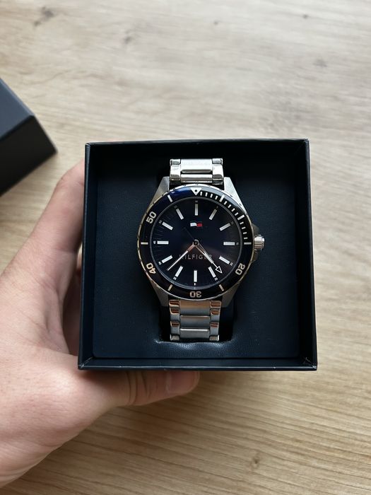 Нов часовник tommy hilfiger