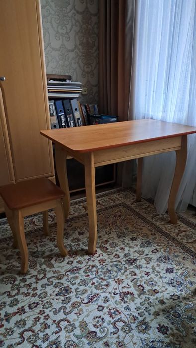 Продам кухонный стол и 2 стула в отличном состоянии