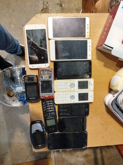 Телефони за части