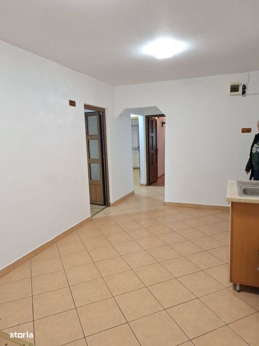 3 camere , decomandat , parter cu balcon, Brosteni