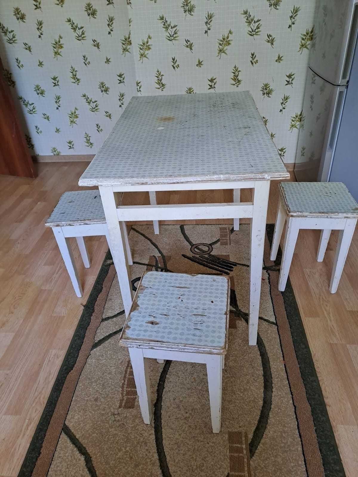 Стол деревянный со стульями