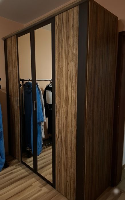 Продавам легло/гардероб