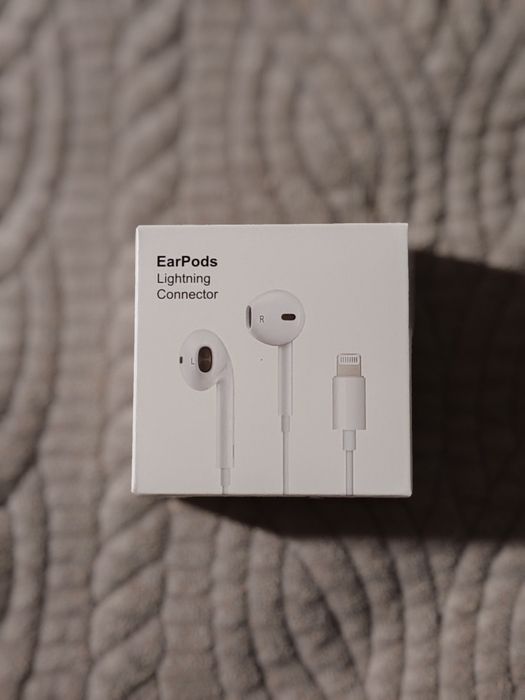 Наушники, повербанк и адаптер