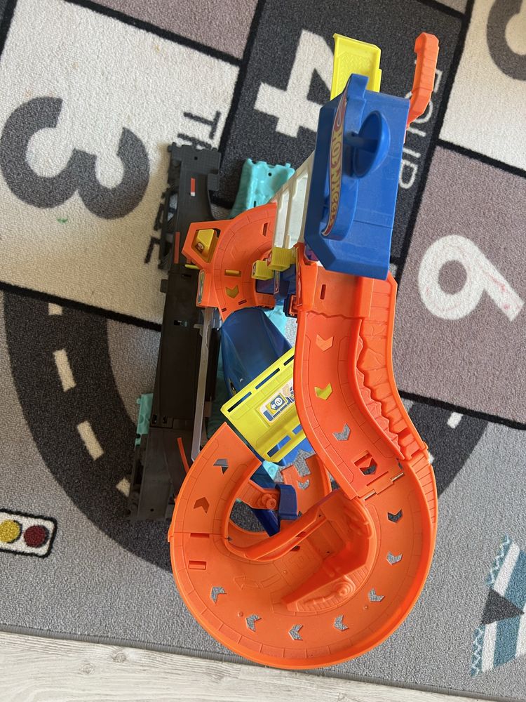 Писта на Mario kart и hot wheels