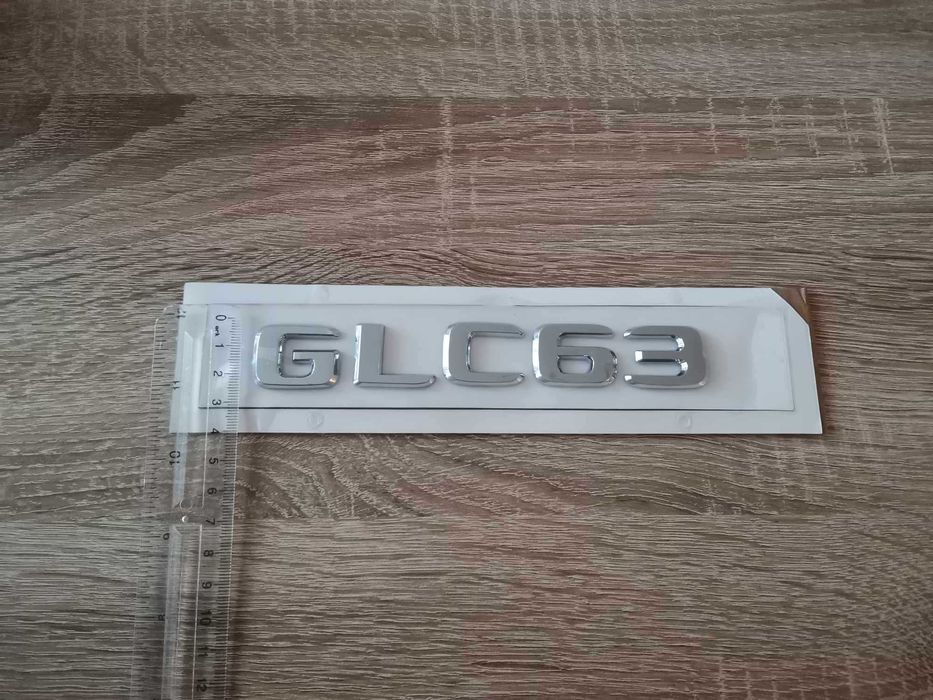 сребрист надпис Mercedes Benz GLC 63