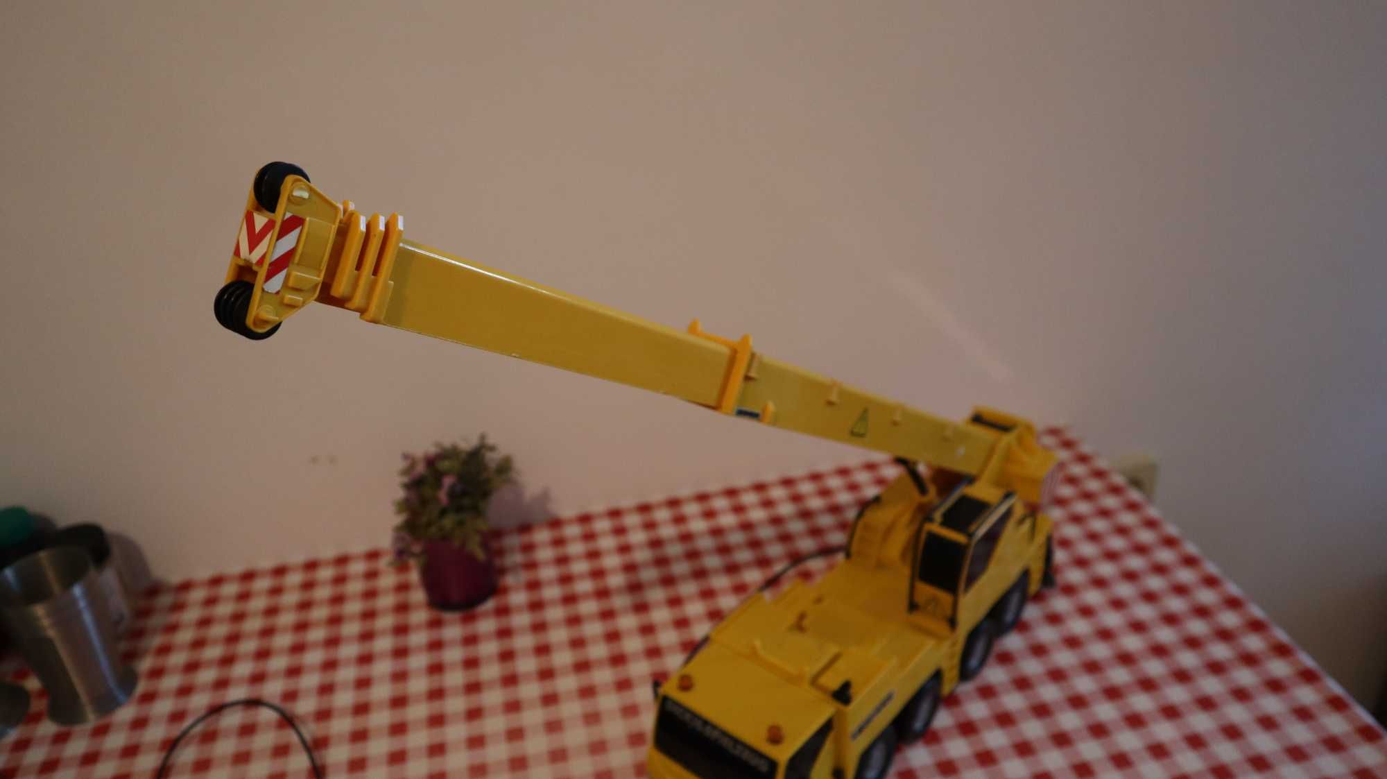 Камион кран с дистанционно Liebherr