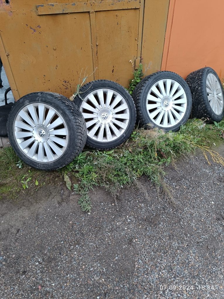Зимние шипованные шины 235/45 R17  на оригинaл дисках R17 Volksw