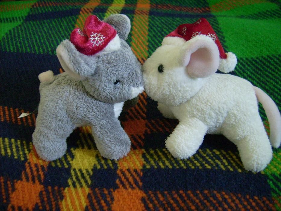 Плюшена играчка с две целуващи се мишки