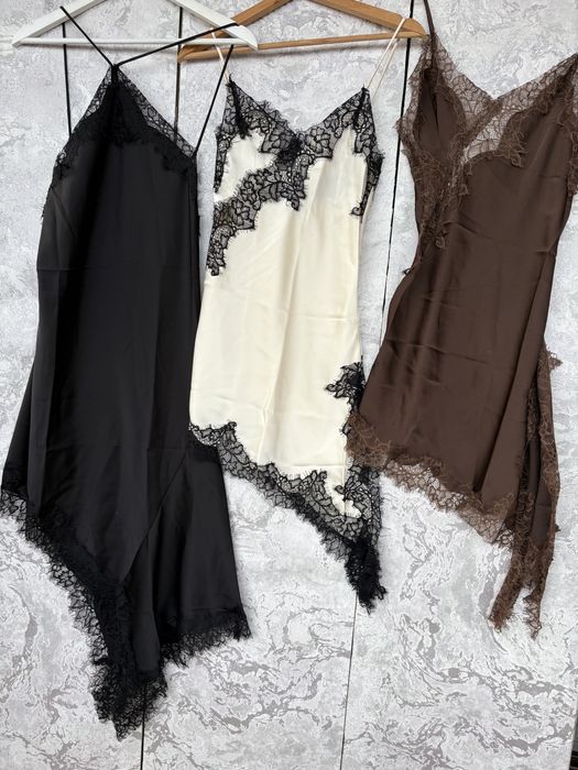 Дамски рокли от сатен с дантела