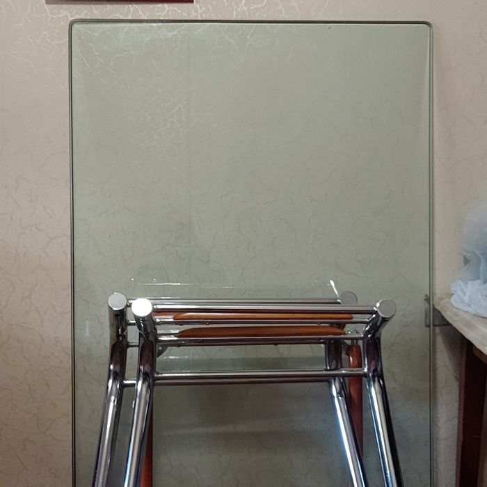 Столовый стол стекляный