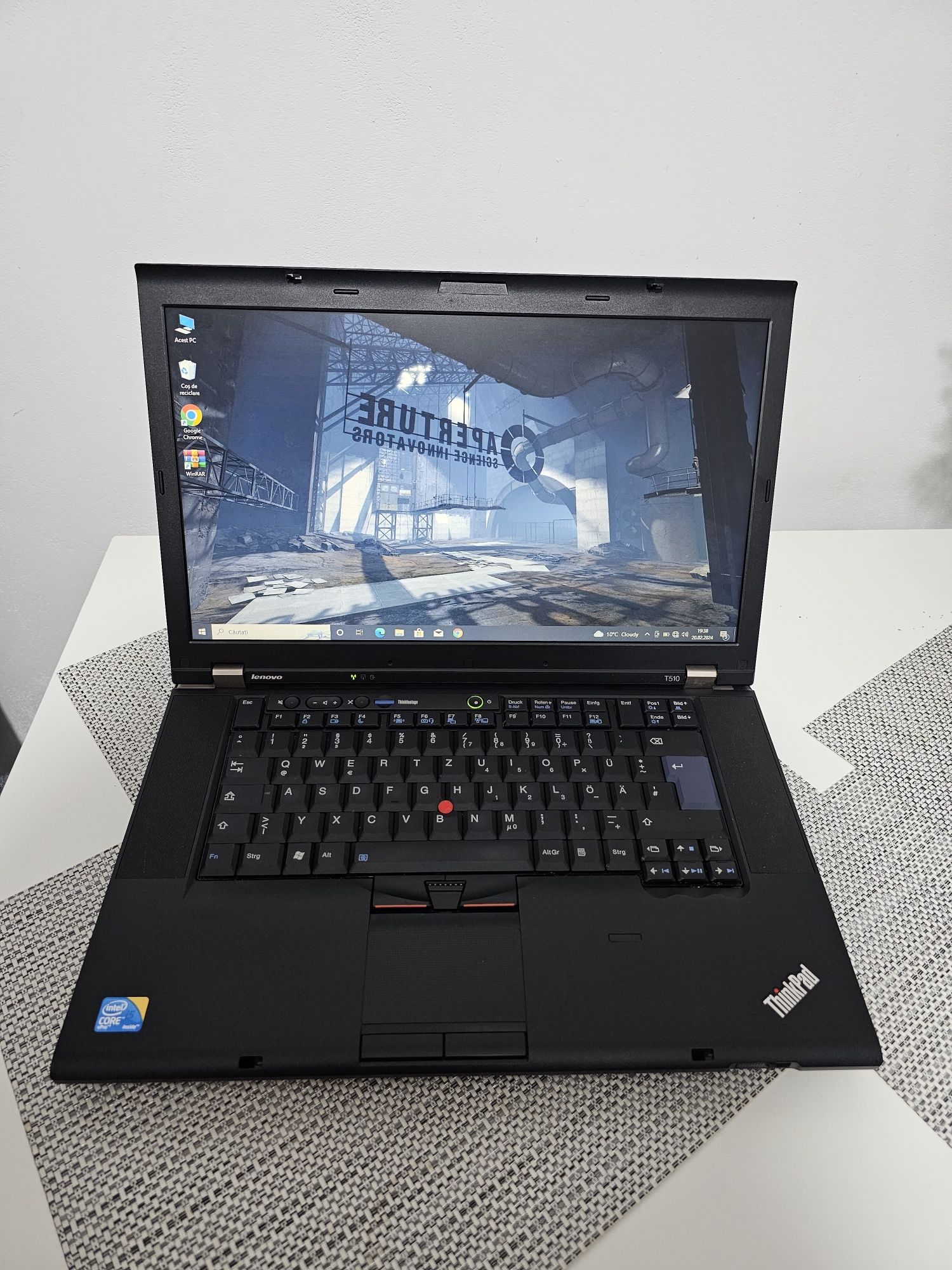 Laptop Lenovo Thinkpad i5 
Procesor i5 2.4Ghz 
Ram 4gb
Ssd 120gb
Bater