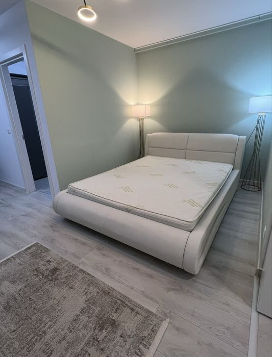 Pat matrimonial modern , tapitat cu piele ecologica , alb-crem +saltea