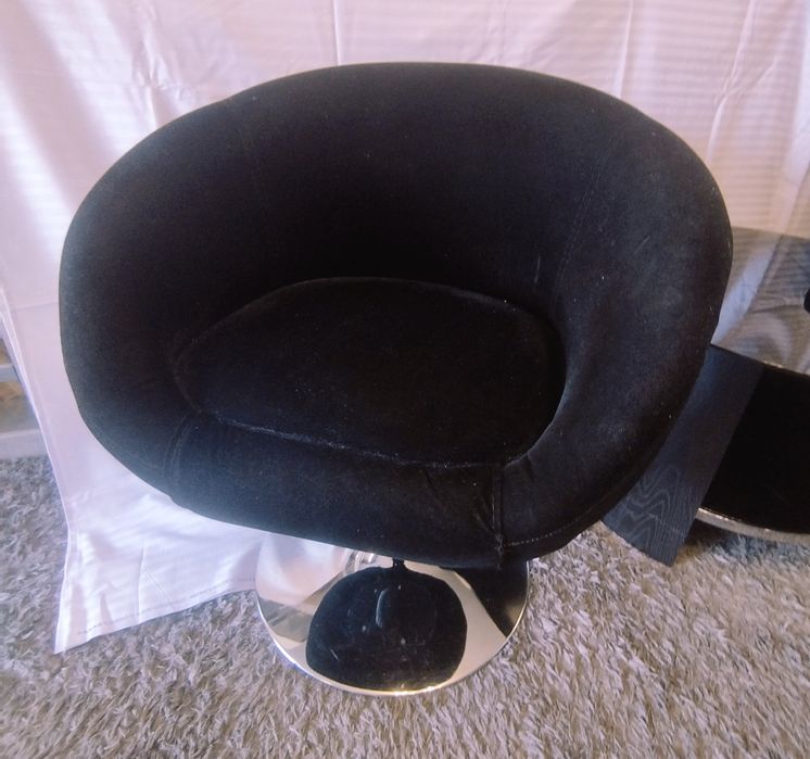 Set măsuță cafea din lemn si sticlă și 2 scaune ajustabile, rotative.