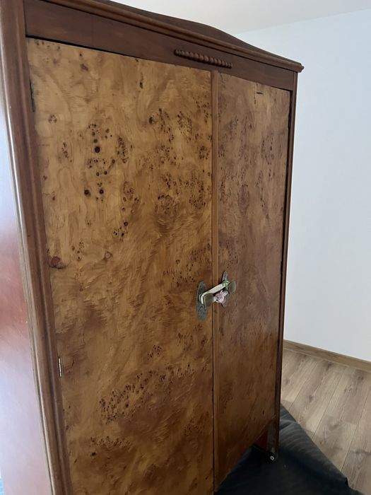 Vand mobila veche furnil de trandafif