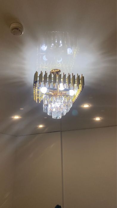 Продаю люстру два