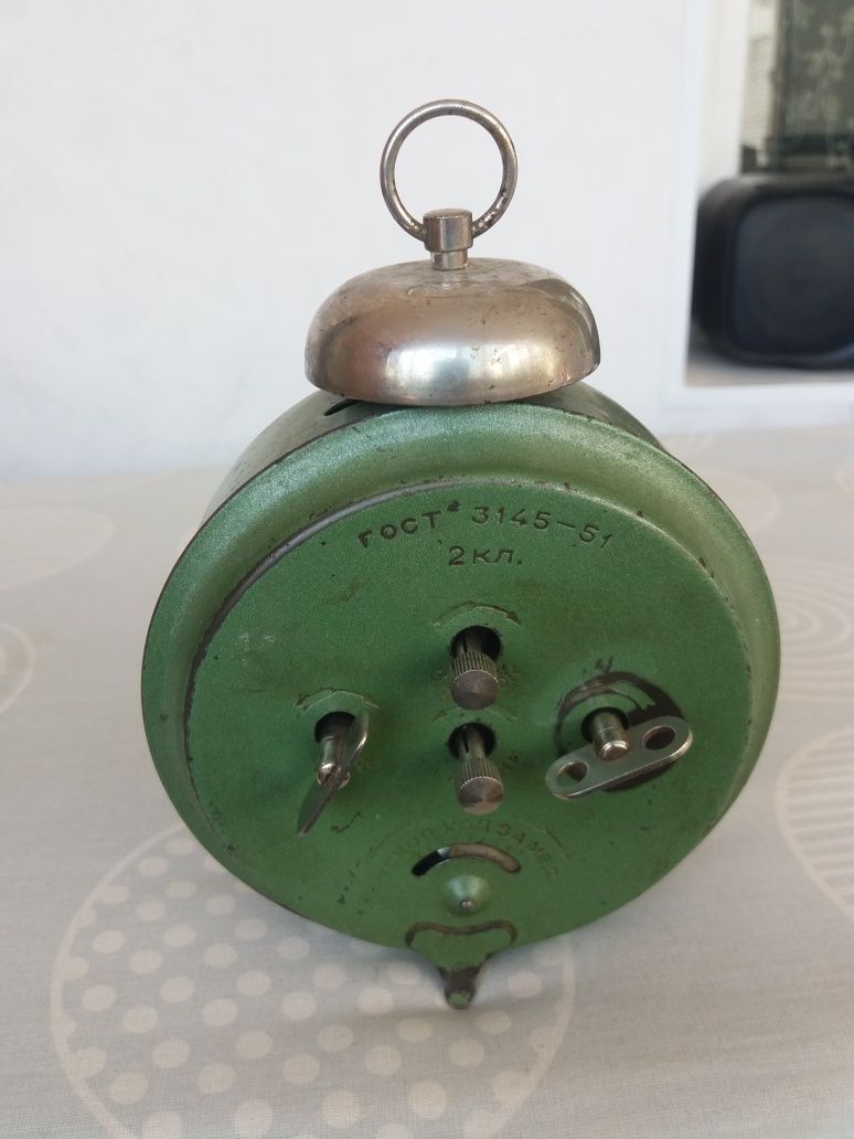 Антиквариат    часы   с   будильником.  1951года.