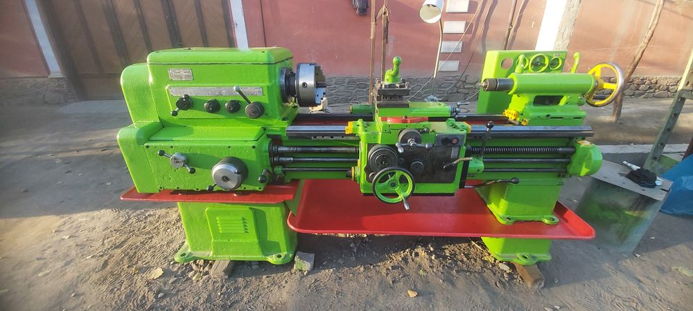 Токарный станок сотилади