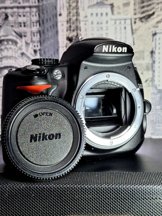 Nikon D5000 + обектив Nikon 18-55mm DX