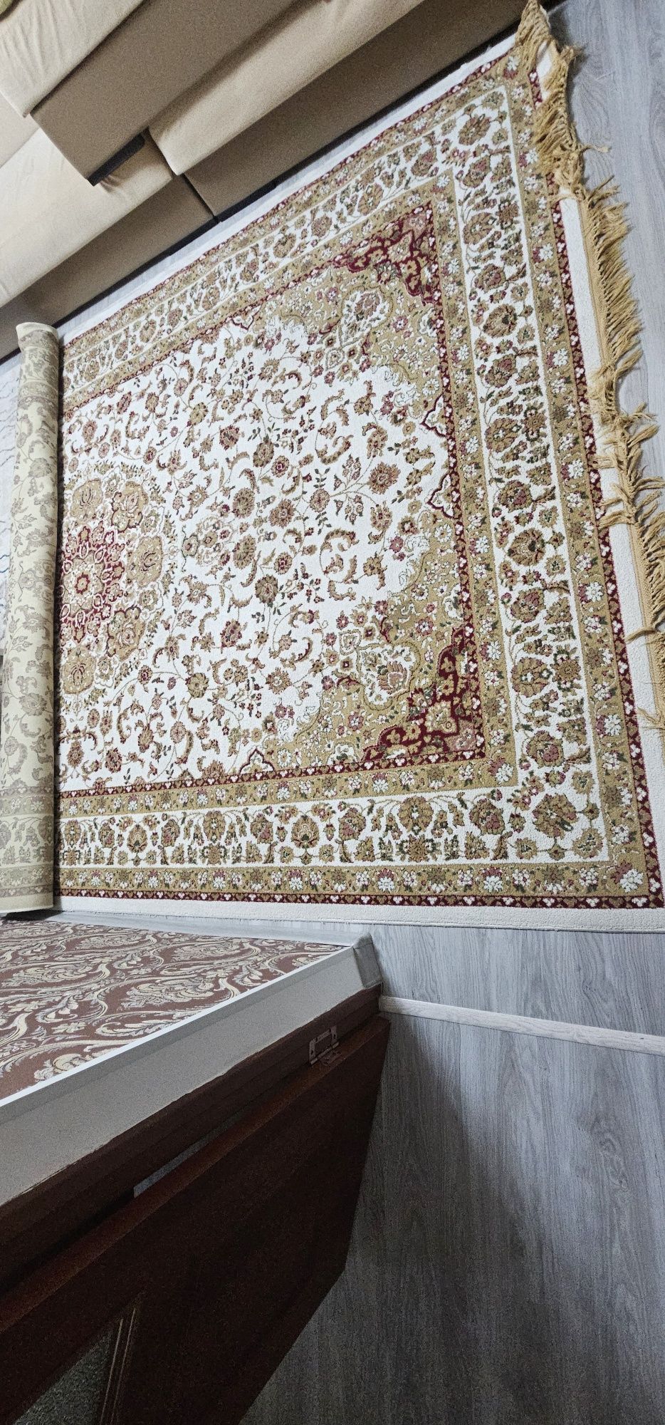 Ковёр размером 3.80 × 2.5