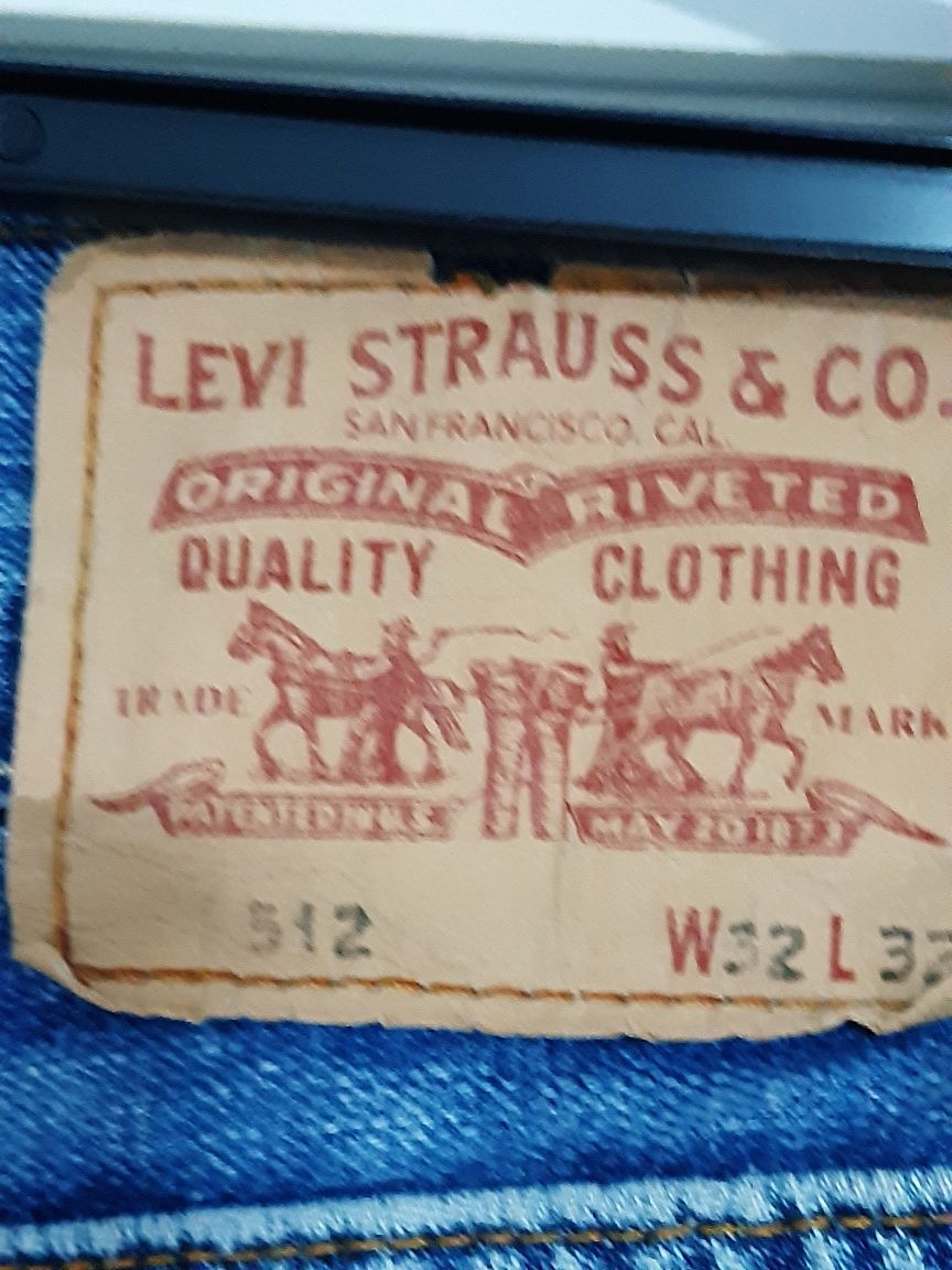 Blugi Levi Strauss & CO