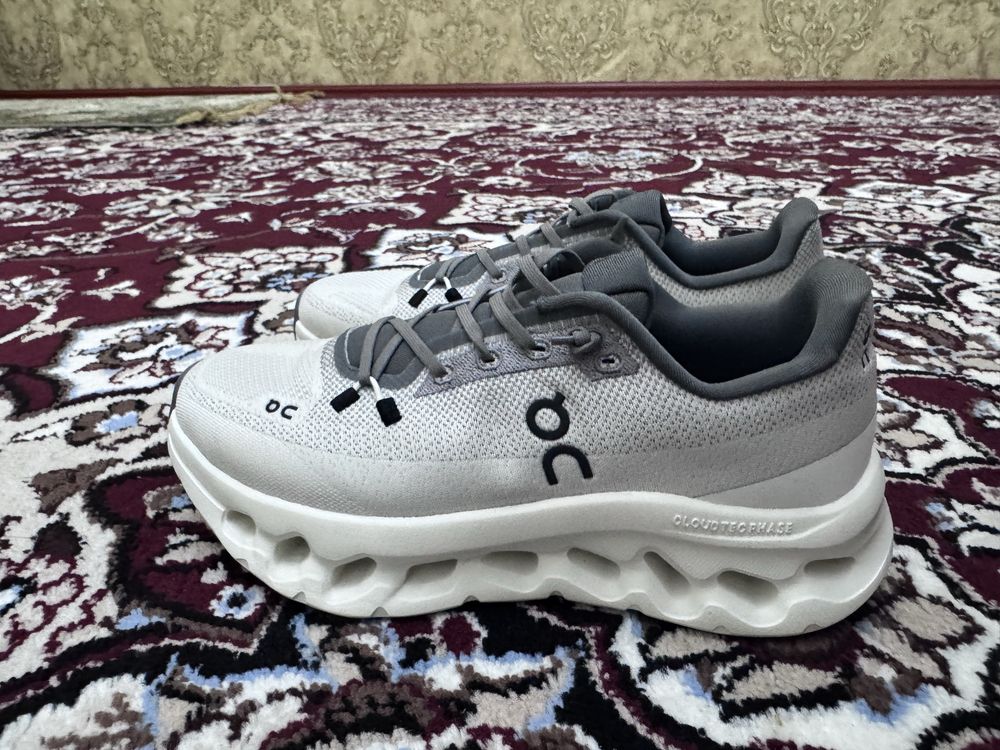 On Cloud осенние крассовки  39 размер