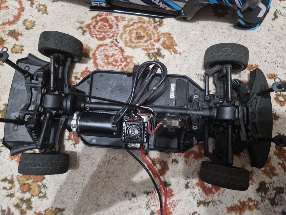 Mașina cu telecomanda hpi 70 km h de drift și asfalt.