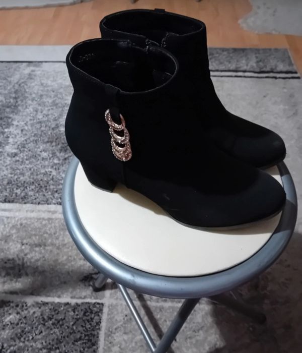 Vand pereche sandale cu botine împreună în condiții bune