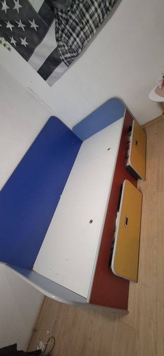 Pat de o singura persoana cu 2 sertare pentru depozitare si salte