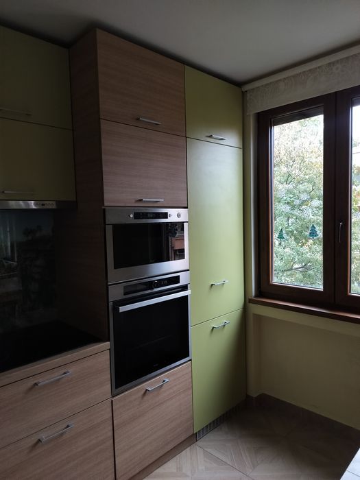 Ъглова кухня с вградени уреди