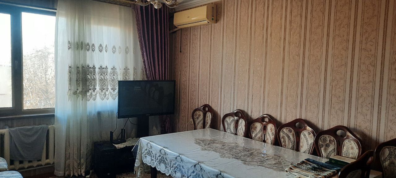Чилонзор тумани, 19-мавзе, 4-хонали квартира сотилади.
