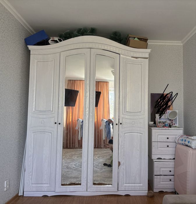 Продаю шкаф с зеркалами и комплект тумбочек и кухонный гарнитур !