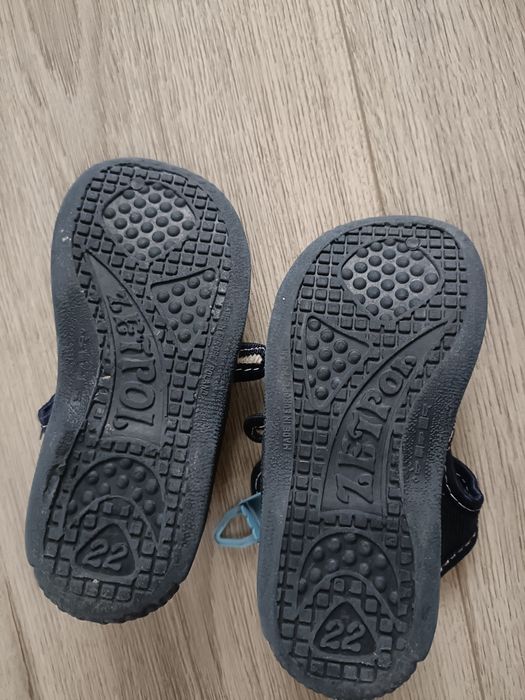 Sandale bebe mărimea 22