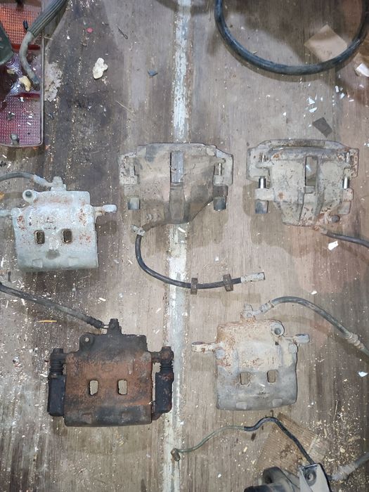 Передние суппорта на Nissan Maxima  A32, A33.