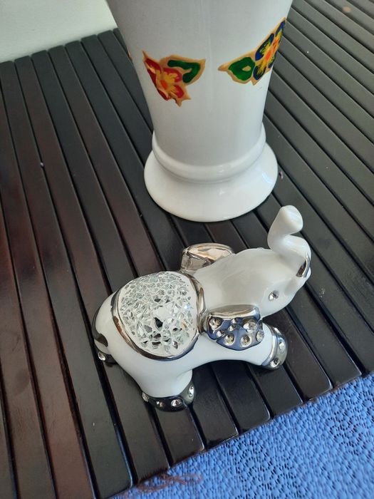 Superb elefant din portelan