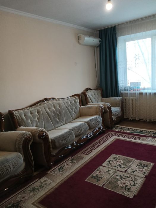 Продаётся диван с двумя креслами. Самовывоз.