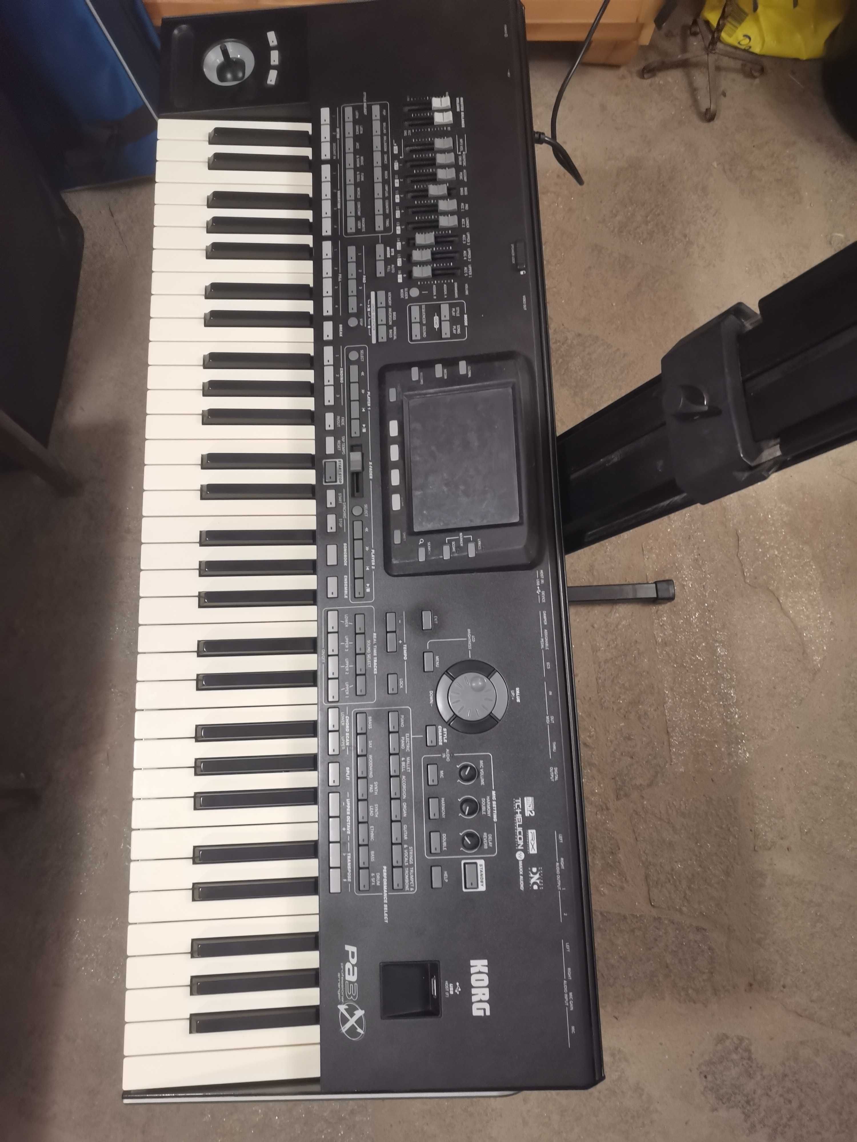 Korg pa3x 256 RAM с педал и кейс Gator - твърд