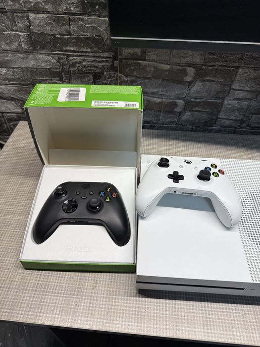 X Box one S / 1 тб с дойстиками и играми
