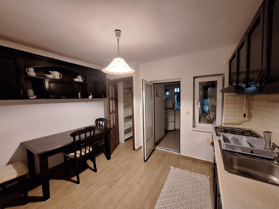 Chirie apartament mobilat și utilat: 4 camere.
