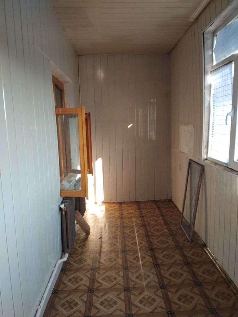 СРОЧНО СОТИЛАДИ 2 хоналик ,4чи этаж  шарк1 гастроном , 27000$
