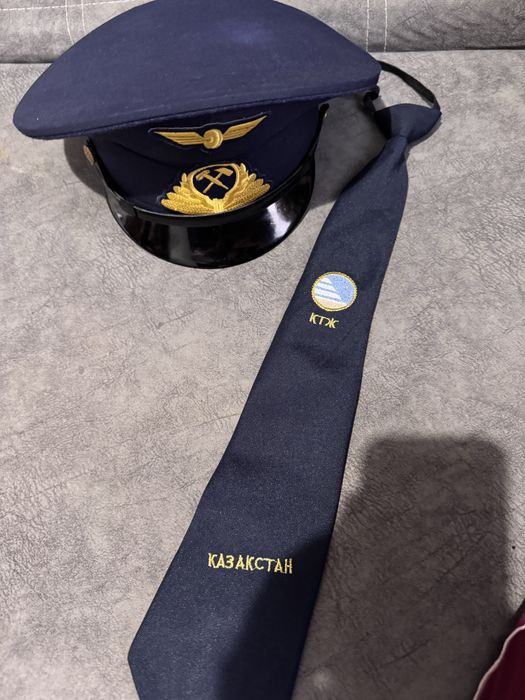 Продаю фуражку для проводника и галстук.