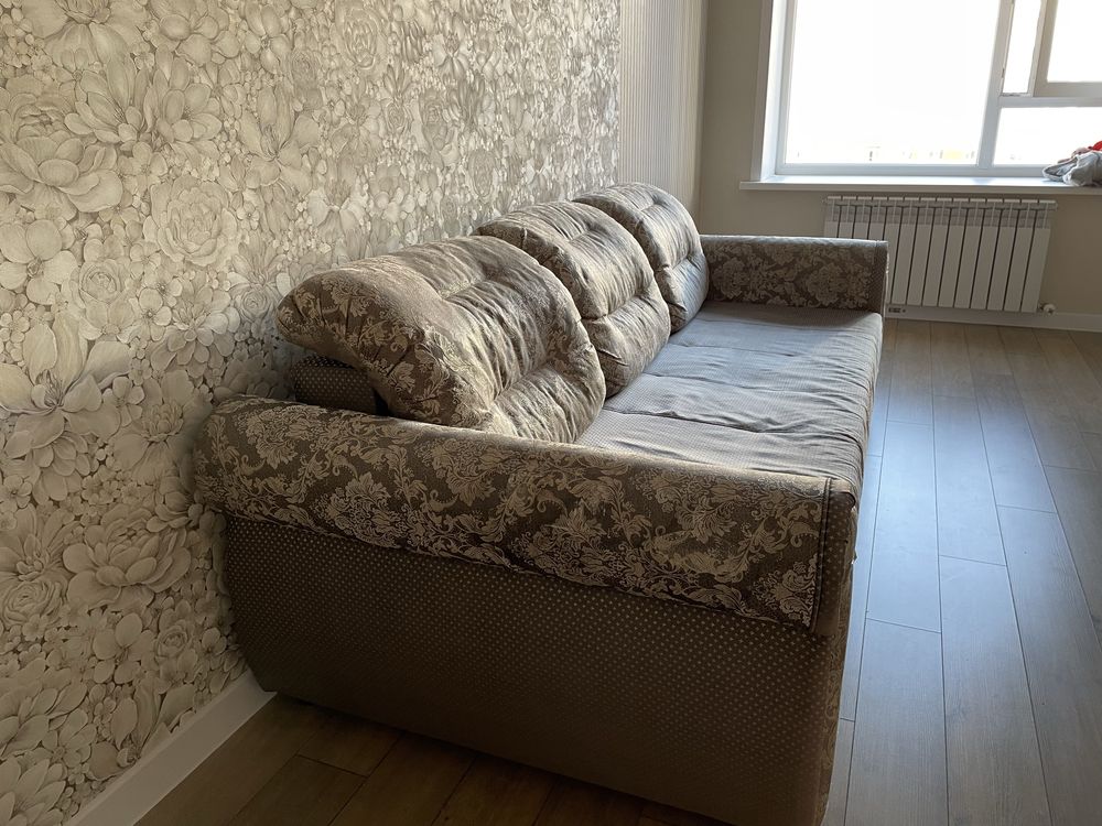 Продаю диван с креслой